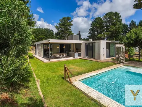 Casa en venta - 4 Dormitorios 4 Baños - Cochera - 1.050Mts2 - Pinamar