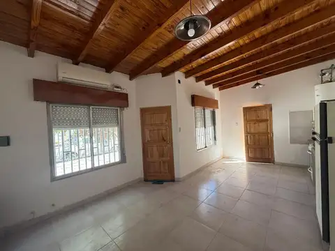 Casa en Alquiler con 3 cocheras