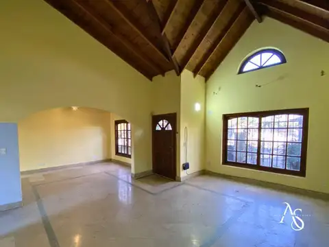 Casa en Alquiler con 4 cocheras