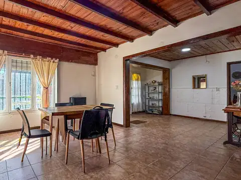 VENTA CASA 3 AMBIENTES, AMPLIO PARQUE EN COLINAS