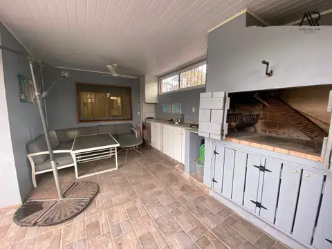 Casa 8 ambientes con 3 baños