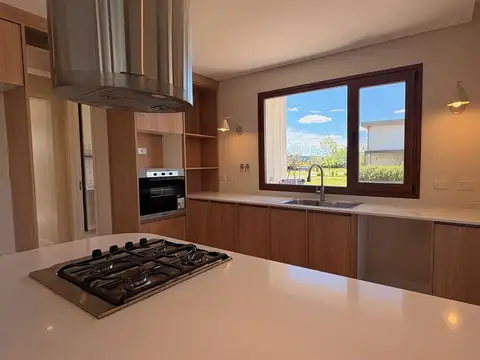 Venta | Casa a estrenar con 3 dormitorios, escritorio y dependencia | Ceibos, Puertos