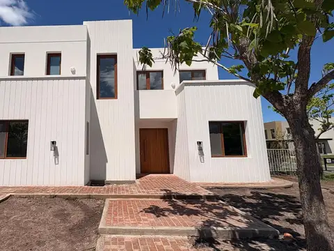 Venta | Casa a estrenar con 3 dormitorios, escritorio y dependencia | Ceibos, Puertos