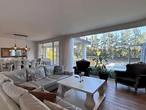 Casa en Alquiler con 2 cocheras