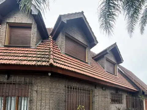 Casa en alquiler de 7 ambientes en Villa Luzuriaga
