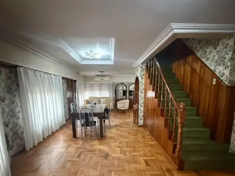 Casa en Alquiler con 4 cocheras