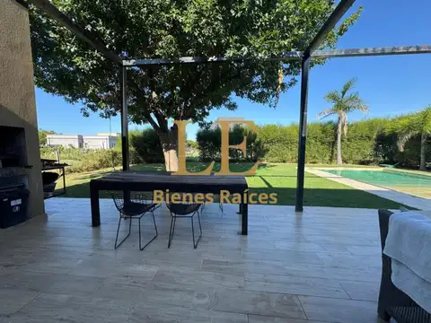 Casa en Venta con 4 cocheras