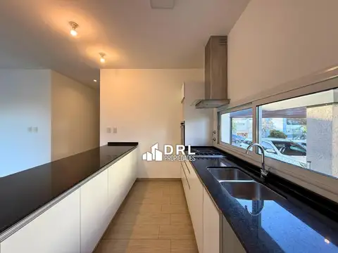 Casa en Alquiler con 2 cocheras
