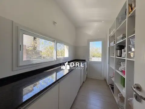 Casa en Alquiler con 2 cocheras