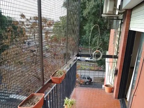 IMPECABLE 3 AMBIENTES CON BALCON CORRIDO ( TODO SOL Y LUZ)