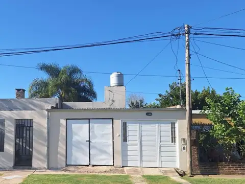 Venta Casa en calle Santa Fe al 300, ciudad de Recreo - Casa con patio mas Departamento
