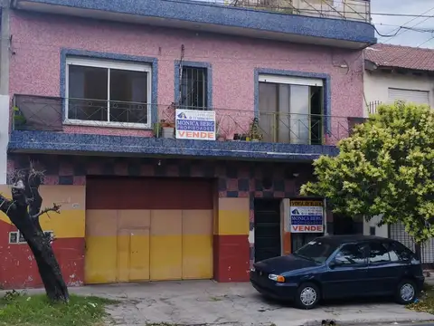 Venta en Block . Departamento con local sobre avenida