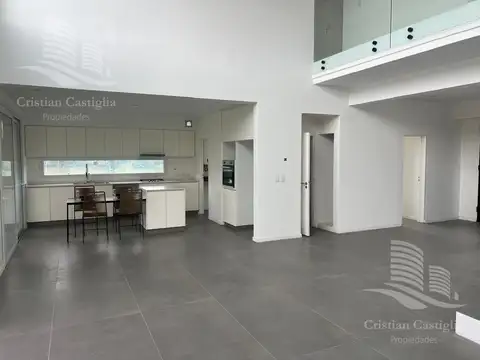 Casa en Venta con 4 cocheras