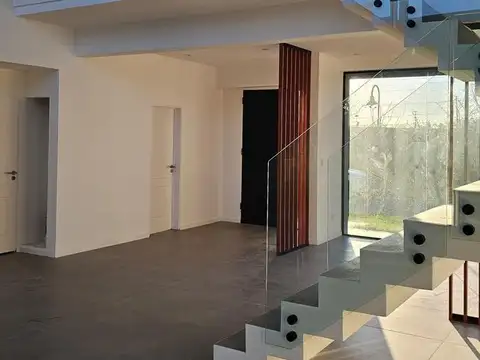 Casa 6 ambientes con 4 baños
