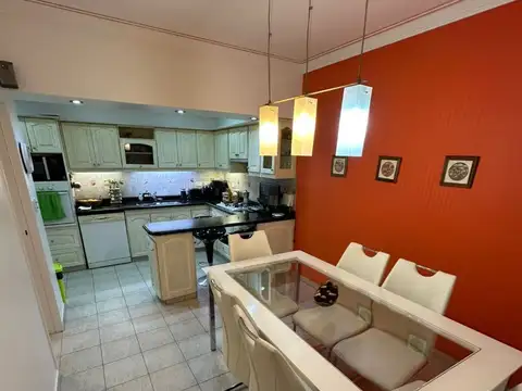 Casa 4 ambientes con 2 baños