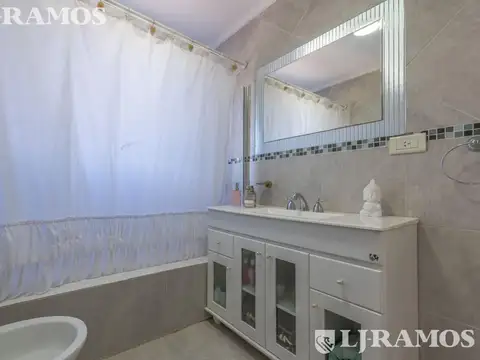 Casa en Alquiler Temporal con 4 cocheras