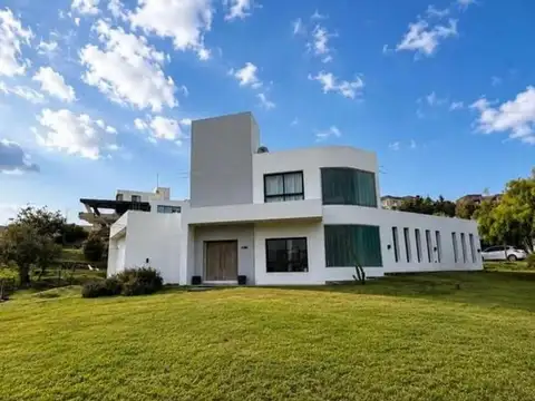 Casa en amplio terreno con pileta y potencial ampliación