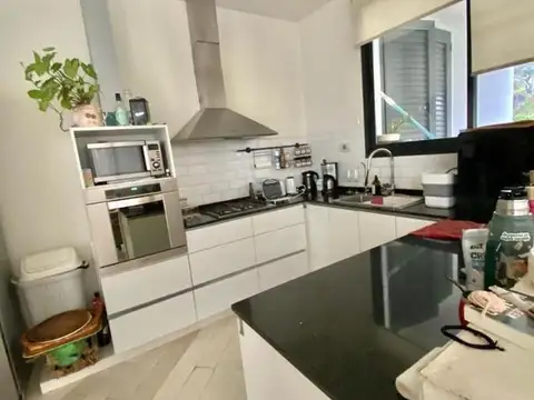 Casa en amplio terreno con pileta y potencial ampliación