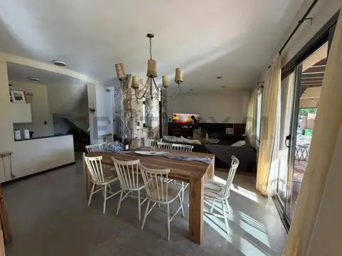 SE VENDE CASA 3 DORMITORIOS MAS ESCRITORIO EN COUNTRY SAN ISIDRO, VILLA ALLENDE