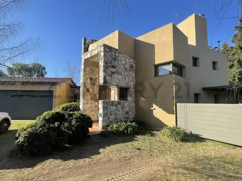 SE VENDE CASA 3 DORMITORIOS MAS ESCRITORIO EN COUNTRY SAN ISIDRO, VILLA ALLENDE