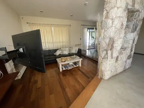 Casa 6 ambientes con 2 baños