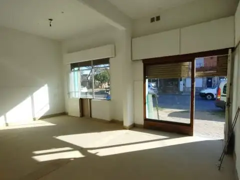 Local comercial con casa interna sobre Av. Sorrento 885