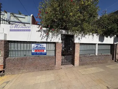 Casa s/lote 8.50 x 17 con 2 viviendas.