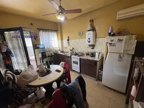 Casa 4 ambientes con 2 baños