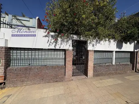 Casa s/lote 8.50 x 17 con 2 viviendas.