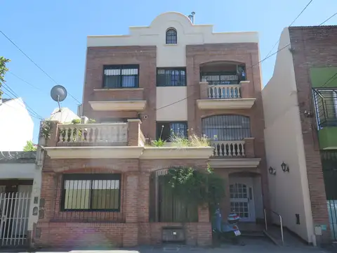 Encantador departamento  de un ambiente divisible  de 40 metros con patio, al frente, muy luminoso.