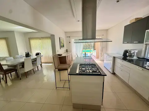 Casa 5 ambientes con 3 baños