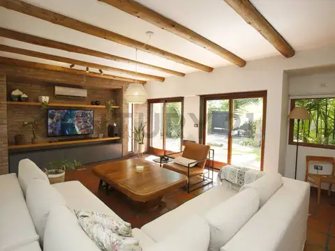 CASA EN VENTA EN GONNET DE 4 DORMITORIOS Y PILETA