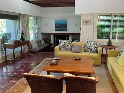 Casa  de 4 dormitorios calidad, Venta en cuotas    100 K (Posesión) y 20 de u$s 5.000  