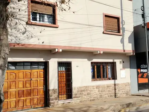 Venta de casa con taller y fosa en San José
