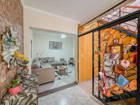 Casa 8 ambientes con 3 baños