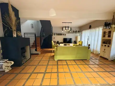 Venta Casa 4 Dormitorios en Apta crédito hipotecario. Villa Alpina I Pilar. Lote 689 m² - Total...