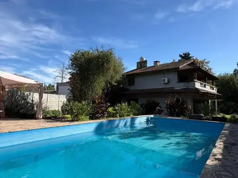 Venta Casa 4 Dormitorios en Apta crédito hipotecario. Villa Alpina I Pilar. Lote 689 m² - Total...