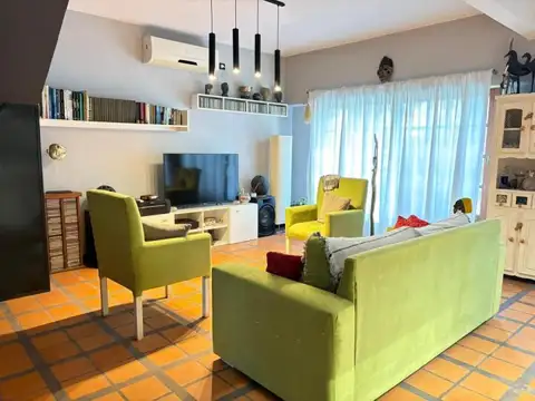Venta Casa 4 Dormitorios en Apta crédito hipotecario. Villa Alpina I Pilar. Lote 689 m² - Total...