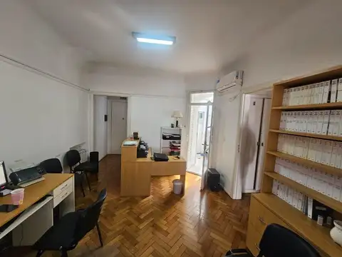 Oficina en Alquiler en Microcentro al Frente