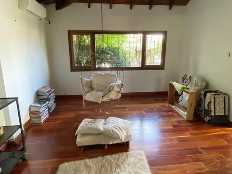 Moderno chalet con piscina y fondo.