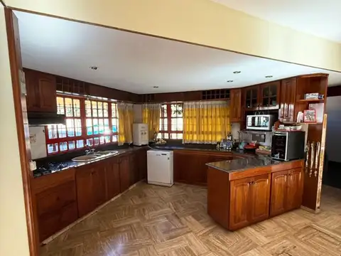 Casa en Venta con 2 cocheras
