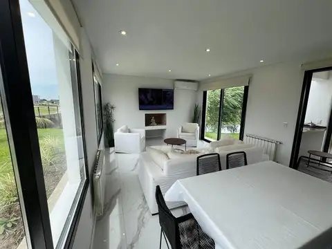 Casa en Venta con 4 cocheras