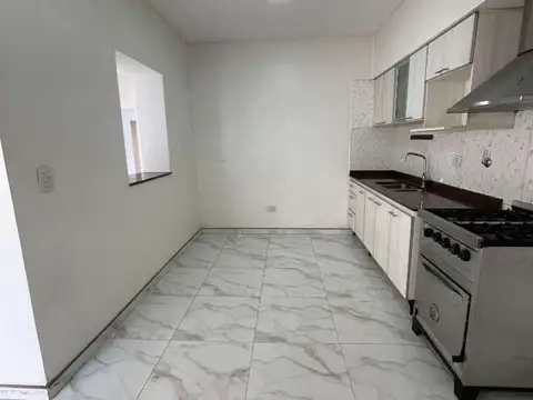 Excelente casa 4 ambientes con patio y cochera