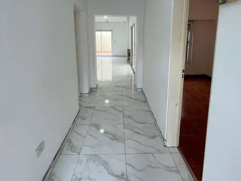 Excelente casa 4 ambientes con patio y cochera