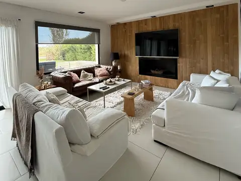 Casa en Venta con 2 cocheras