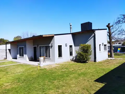 Hermosa quinta en Venta con pileta 2 dormitorios y garaje. Construcción Moderna.