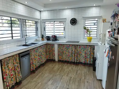 Hermosa quinta en Venta con pileta 2 dormitorios y garaje. Construcción Moderna.