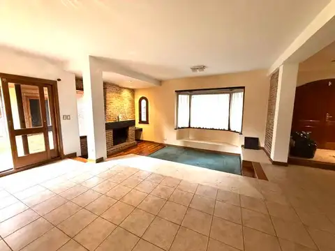 Casa en Alquiler con 2 cocheras