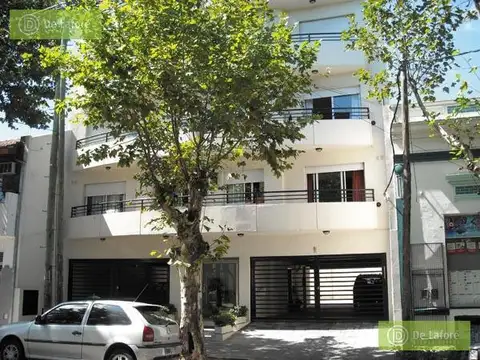 ALQUILER - Departamento de 2 ambientes en Victoria, con cochera cubierta y balcón.