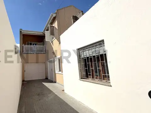 Casa 10 ambientes con 4 baños